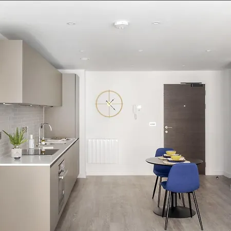 Landrow Place Apartmán *